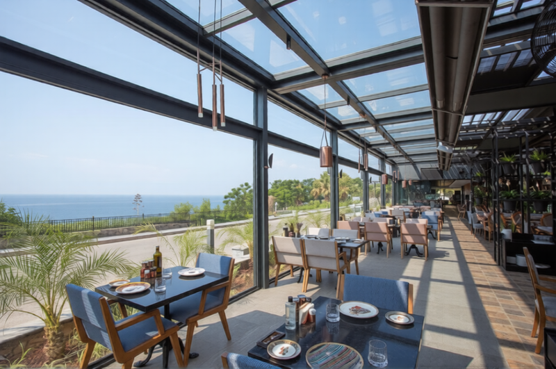 Почему владельцы кафе и ресторанов выбирают гильотинное остекление для своих площадок