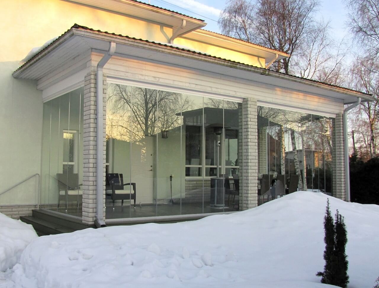 Почему «холодное» остекление террасы подходит для зимы